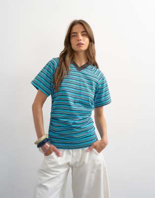 Micro v-neck ruched side tee in stripe