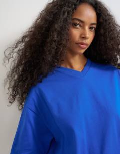 Model wearing Micro v short sleeve t-shirt in colbalt