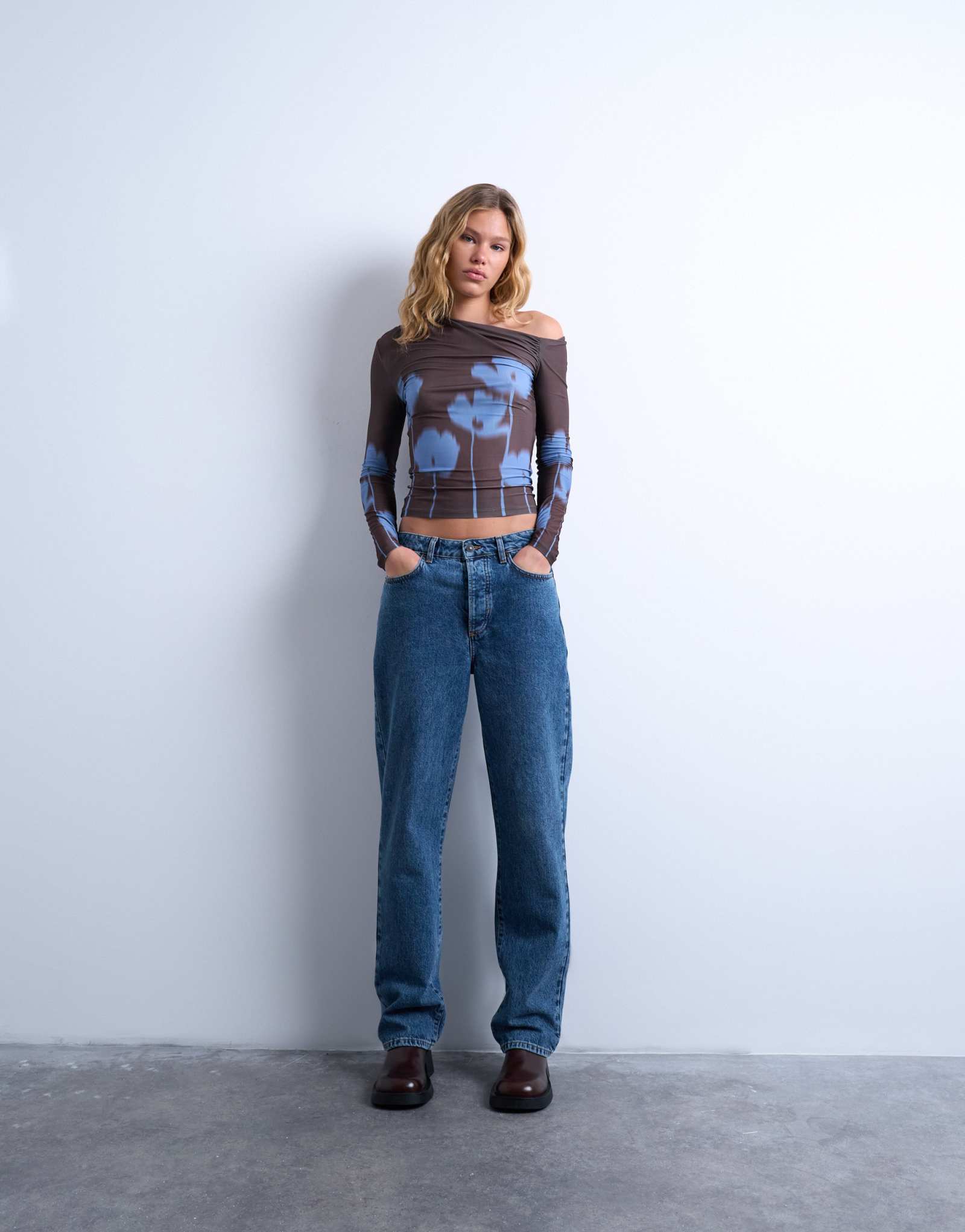 Топ с длинными рукавами и рюшами из микрофибры Topshop коричневого цвета с цветочным принтом