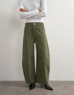 Model wearing Mid rise baggy arc jean in khaki