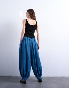 Model wearing Mid rise balloon jean in mid blue
