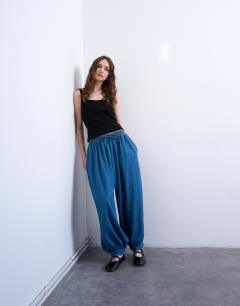 Model wearing Mid rise balloon jean in mid blue