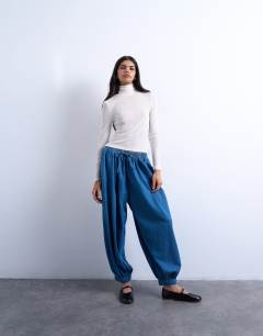 Model wearing Mid rise balloon jean in vintage blue