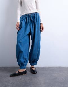 Model wearing Mid rise balloon jean in vintage blue