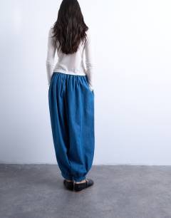 Model wearing Mid rise balloon jean in vintage blue