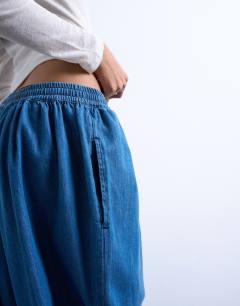 Model wearing Mid rise balloon jean in vintage blue