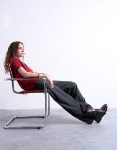 Model wearing Mid rise balloon leg clean waistband tapered trouser in charcoal