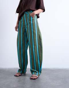 Model wearing Mid rise barrel in green and blue