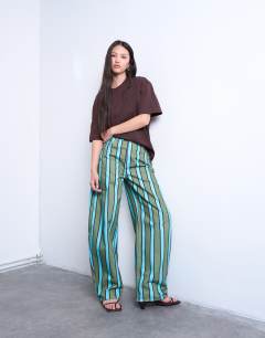 Model wearing Mid rise barrel in green and blue