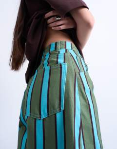 Model wearing Mid rise barrel in green and blue