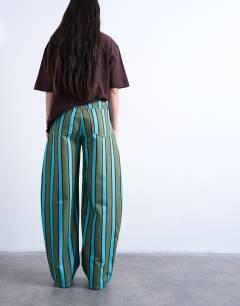 Model wearing Mid rise barrel in green and blue