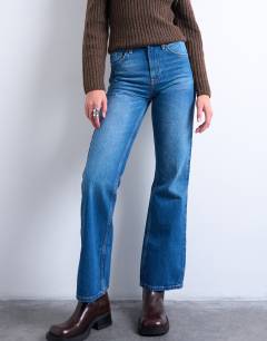 Model wearing Mid rise bootcut jean in mid blue