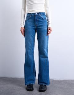 Model wearing Mid rise bootcut jean in vintage blue