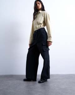 Model wearing Mid rise cargo trousers in black