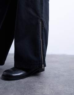 Model wearing Mid rise cargo trousers in black