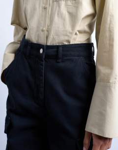Model wearing Mid rise cargo trousers in black