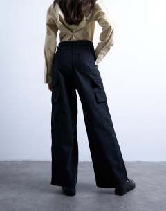 Model wearing Mid rise cargo trousers in black