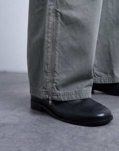Model wearing Mid rise cargo trousers in khaki