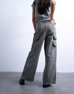 Model wearing Mid rise cargo trousers in khaki