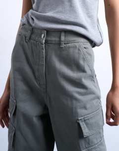 Model wearing Mid rise cargo trousers in khaki