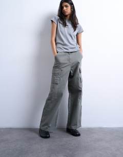 Model wearing Mid rise cargo trousers in khaki