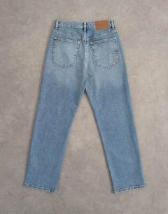 Model wearing Mid rise comfort straight jean in bleach