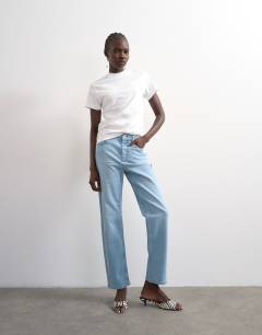 Mid rise comfort straight jean in light bleach