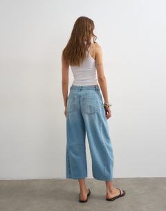 Model wearing Mid rise crop barrel jean in bleach