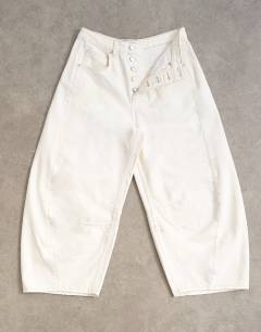 Model wearing Mid rise crop barrel jean in bone