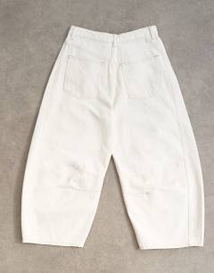 Model wearing Mid rise crop barrel jean in bone