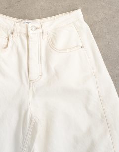 Model wearing Mid rise crop barrel jean in bone