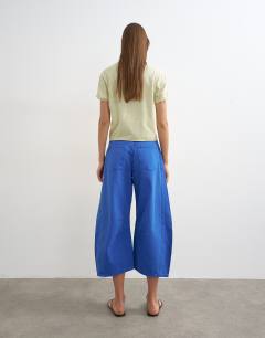Model wearing Mid rise crop barrel jean in cobalt blue