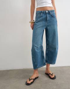 Model wearing Mid rise crop barrel jean in rich blue