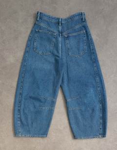 Model wearing Mid rise crop barrel jean in rich blue