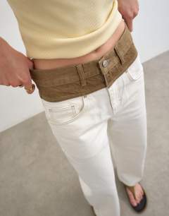 Model wearing Mid rise loose fit two-toned jean in ecru and brown