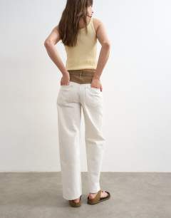 Model wearing Mid rise loose fit two-toned jean in ecru and brown