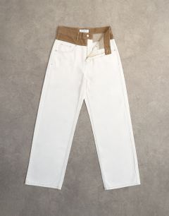 Model wearing Mid rise loose fit two-toned jean in ecru and brown