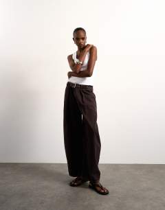 Mid rise oversized belted barrel jean in chocolate