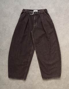 Model wearing Mid rise oversized belted barrel jean in chocolate