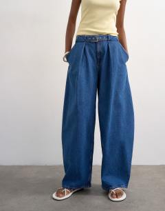 Model wearing Mid rise oversized belted barrel jean in rich indigo