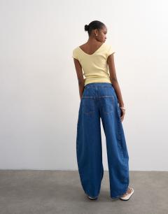Model wearing Mid rise oversized belted barrel jean in rich indigo