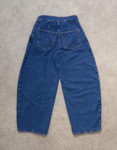 Model wearing Mid rise oversized belted barrel jean in rich indigo
