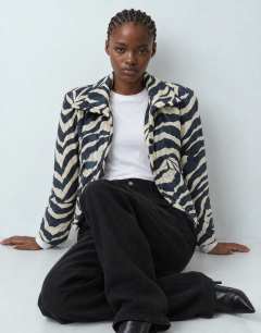 Model wearing Mid rise Side pleat balloon jean in clean black