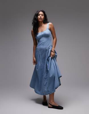 Topshop - Midi-Jeanskleid in Bleach-Waschung mit tiefer Taille und Ziernaht-Blau