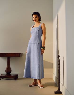 Topshop - Midikleid aus Denim in ausgebleichter Optik mit tief angesetzter Taille-Blau