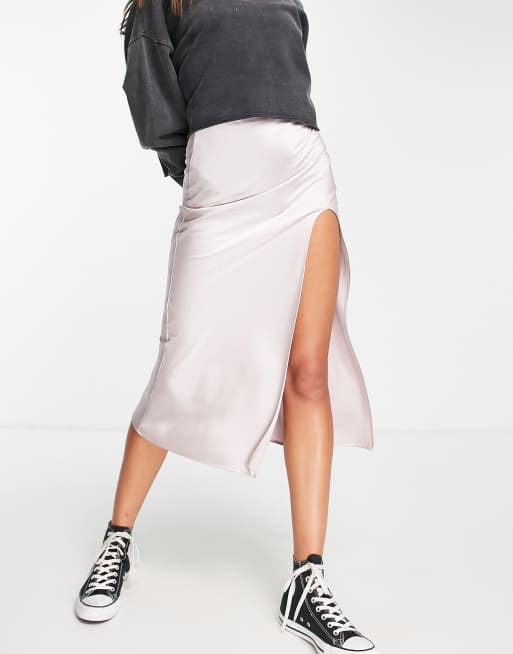 Topshop – Midirock aus Satin in Aschgrau mit Schlitz