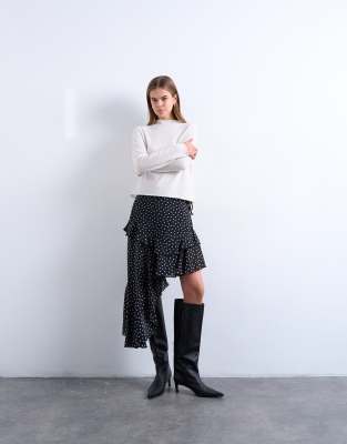 Topshop - Midirock in Schwarz mit weißen Polka-Dots und asymmetrischem Rüschensaum