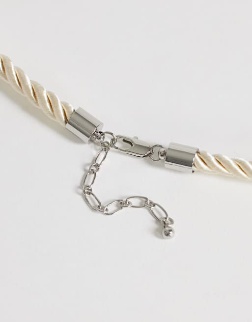 Topshop - Mika - Choker van koord met schelphanger in gebroken wit en zilver, 3 van 4