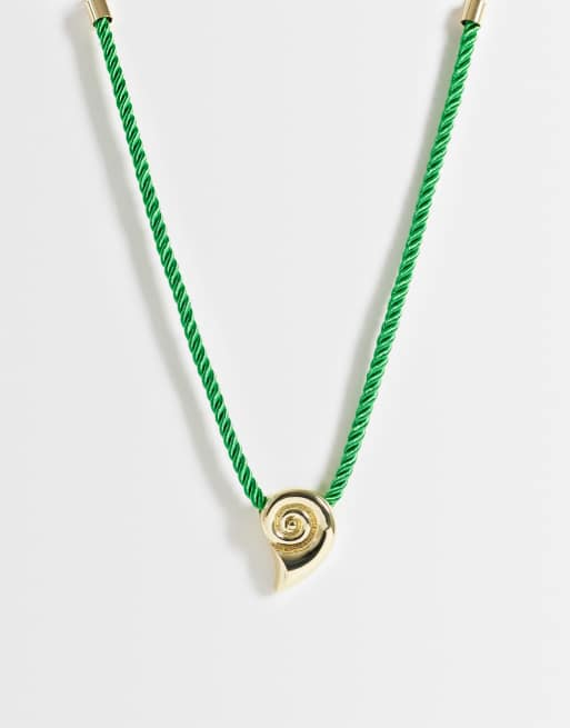 Topshop - Mika - Collarino in corda verde e oro con pendente a conchiglia