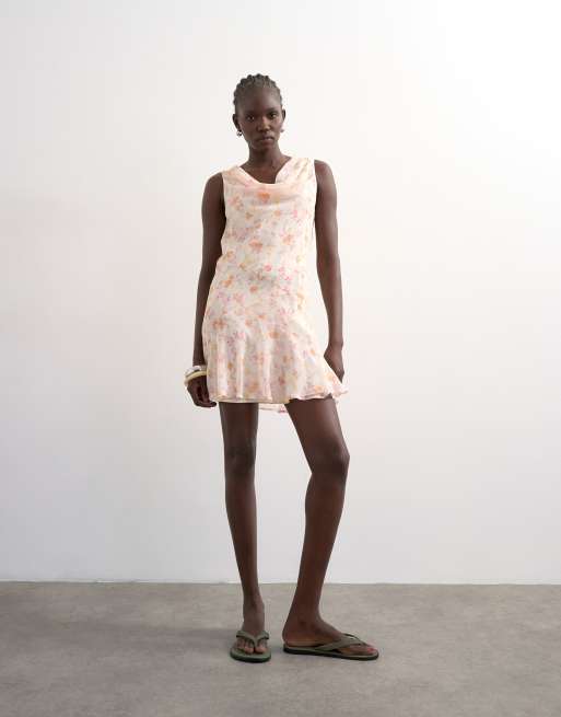 Topshop – Mini-Freizeitkleid in zartem Rosa mit Wasserfallausschnitt, weitem Saum und Blümchenmuster, 4 von 4
